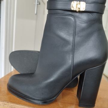 Armani čizme na petu broj 37