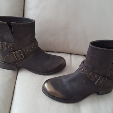 Bata kozne cizme br 39