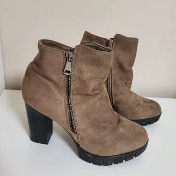 Bež čizmice na petu