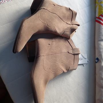 bež nove kaubojke 40br