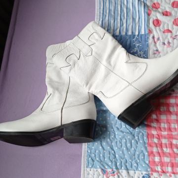 Bijele kožne kaubojke 41