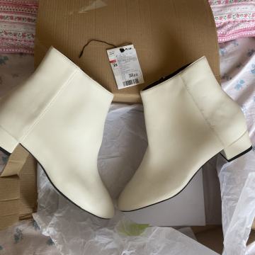 Bijele ženske čizme nove  39 i bijeli ženski šešir