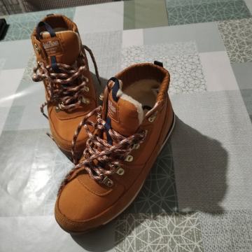 Novo br 39 nikad nošeno ženske gležnjače