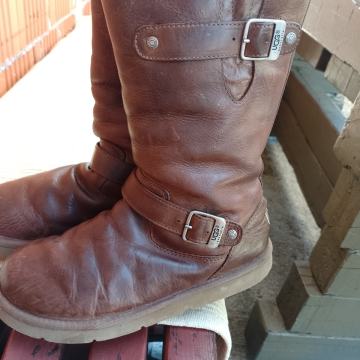UGG br.40 kožne kvalitetne postavljene čizmice