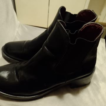 Never 2 hot br.42 kožne gležnjače s gumom u gležnju kvalitetne