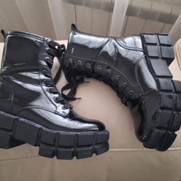 Buffallo cizme br 39