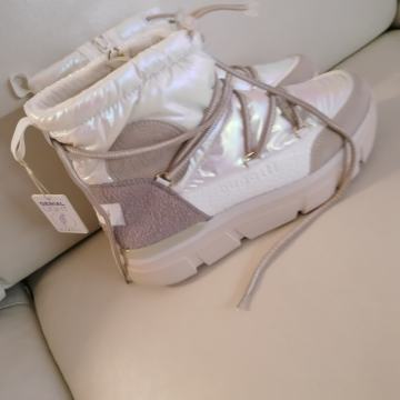 Bugatti čizme nove br 40