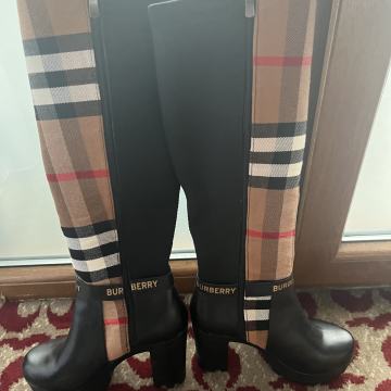 Burberry nove cizme