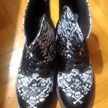 Cipele 41 s piratskim logom