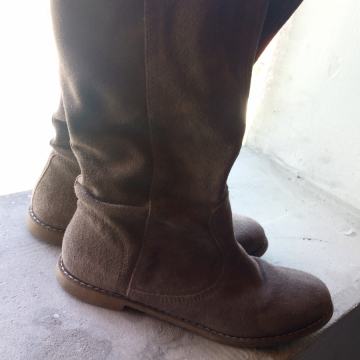 Čizme od brušene kože broj 36 / 37 očuvane kremsmeđkaste boje POVOLJNO