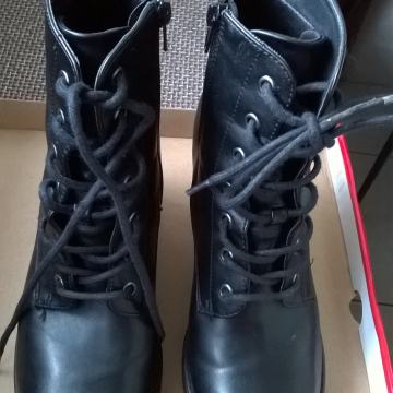 ČIZME GLEŽNJAČE NA VEZANJE - VEL.39