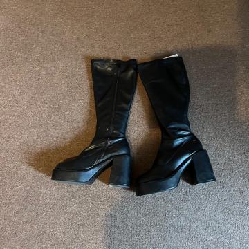 Čizme do koljena na visoku petu