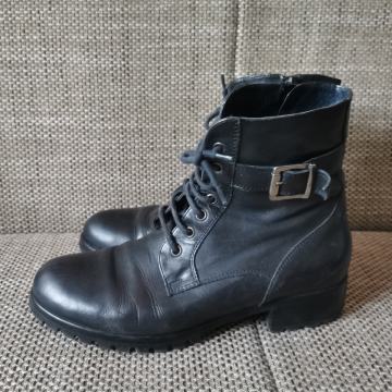 Čizme niske crne prava koža, br. 40 (25,5 cm), 25 eura. Zg
