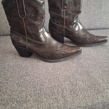 Čizme od umjetne kože NOVE povoljno prodajem