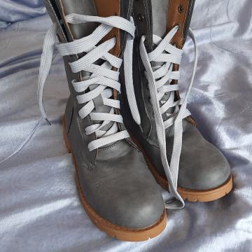 Nove čizme na vezanje