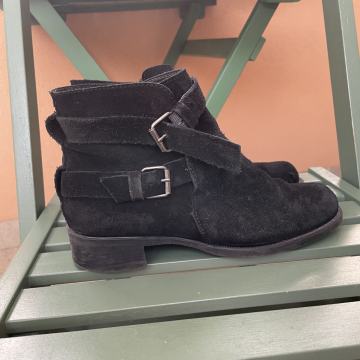 Crne čizme od brušene kože