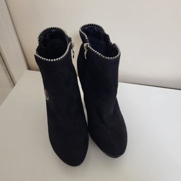 Crne čižme s perlama