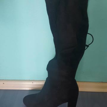 Crne čizme preko koljena s petom