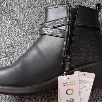 Nove crne čizmice br. 37