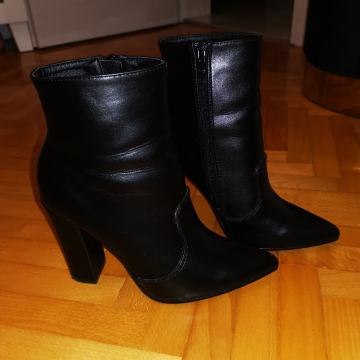 Crne čizmice na petu