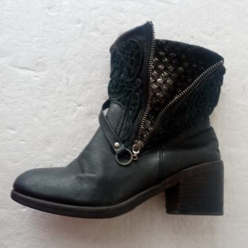 Crne čizmice sa pletenom podstavom/ vel. 38