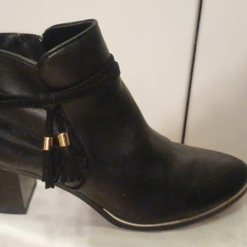 Crne gležnjače na blok petu, vel. 39