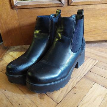 *CRNE GLEŽNJAČE NA PETU*U DOBROM STANJU*