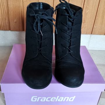 Crne gležnjače na petu