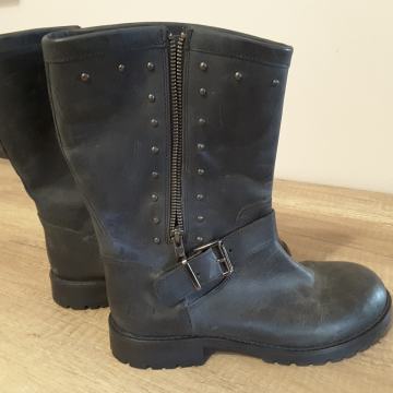 Nove, crne, kožne čizme.  Broj 38