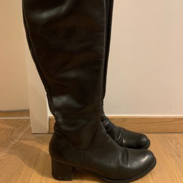 Crne kožne čizme marke Guliver, veličina 40