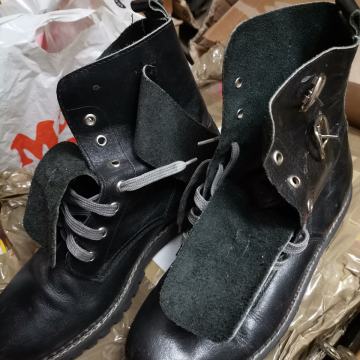 crne kožne čizme...