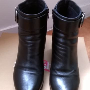 CRNE KOŽNE ČIZME- VEL.39 . sada 200 kn