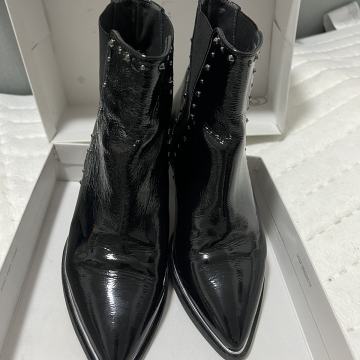 Crne lakirane čizmice