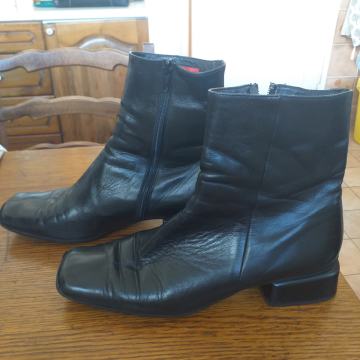 RASPRODAJA!!!  CRNE NISKE KOŽNE ČIZMICE - 40