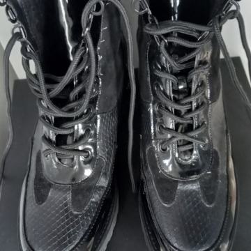 Crne vodootporne vegan gležnjače Kroko Mix optika. Veličina 40.