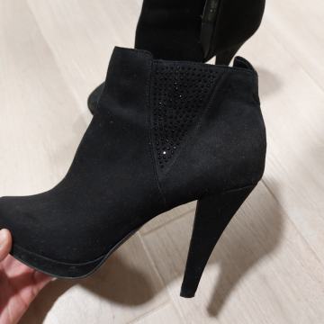 CRNE ŽENSKE GLEŽNJAČE, br.39