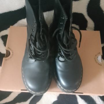 Dr. Martens 37