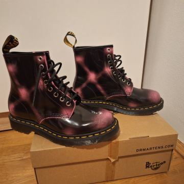 Dr. Martens 39 nove, nenošene
