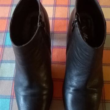 ELEGANTNE CRNE ČIZME - VEL.39