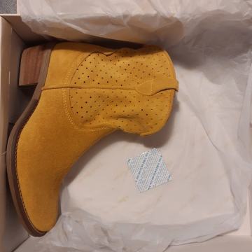 Elegantne ženske kožne čizmice, nove