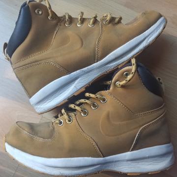 Cipele/čizme: NIKE (broj 38.5), VAGABOND (broj 37), VEJA (broj 40)