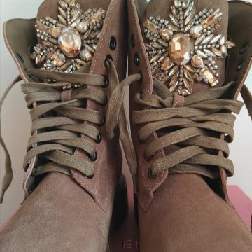 Nove kožne gležnjače Alma en pena