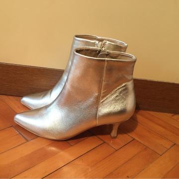 Gležnjače blijedo-zlatne nove kožne na potpeticu br. 36 firma Freemans