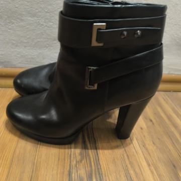 Gležnjače Bata br.37,5