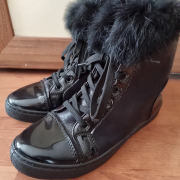 GLEZNJACE CIPELE CIZME br. 39-40