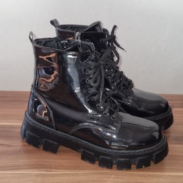 GLEŽNJAČE CIPELE ČIZME br 39