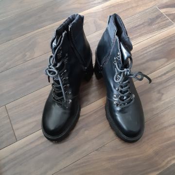 Gležnjace čizme 39 Stradivarius novo