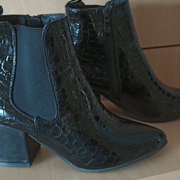 Gležnjače nove crne vel.38