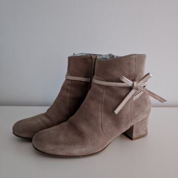 Gležnjarice rozo-krem boje