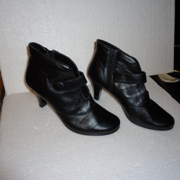 Gležnjerice ženske, broj 38, kao nove, kožne.